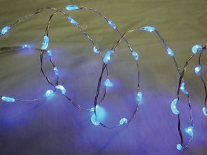 CADENA DE LUZ DECORTAVIA CON LEDs COLOR AZUL 30 LEDs A PILAS  LONGITUD 90 cm